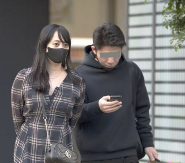 脊山麻理子の彼氏